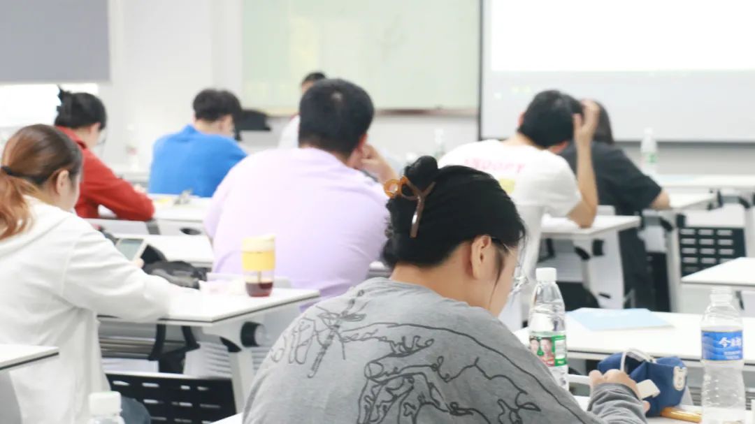 　　零基礎(chǔ)學(xué)員也可以通過短時(shí)間學(xué)習(xí)通過考試; 　　全程講練考評(píng)、 　　全程詳細(xì)跟蹤學(xué)習(xí);